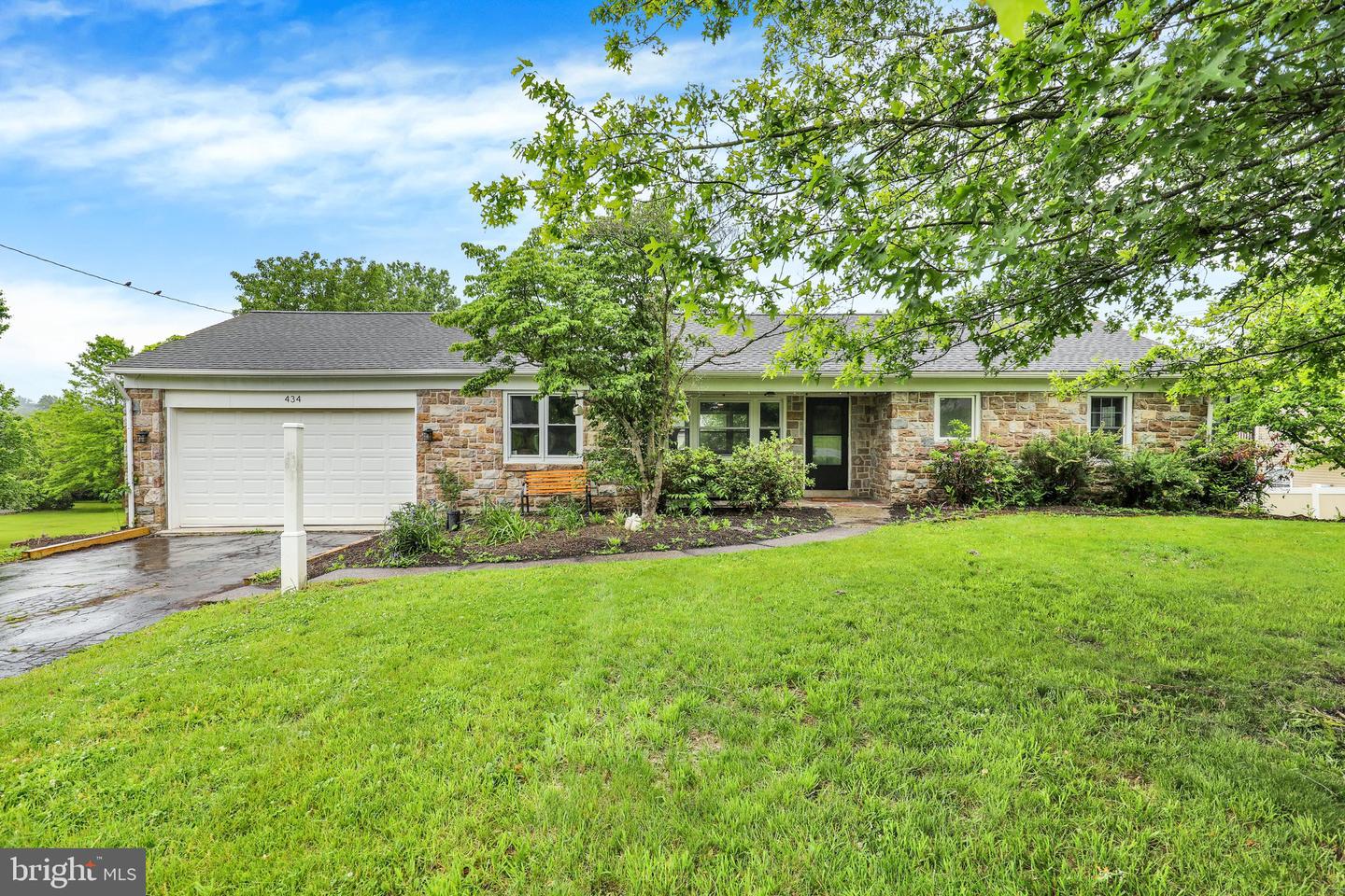 434 E Moyer Rd Property Photo 1