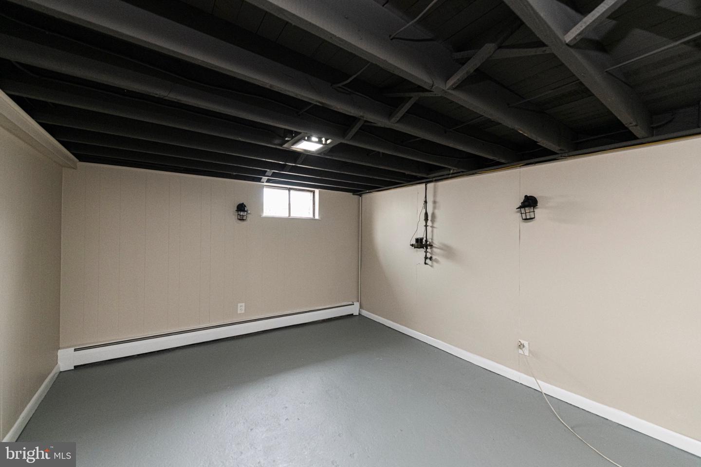 121 W 6th Property Photo 18