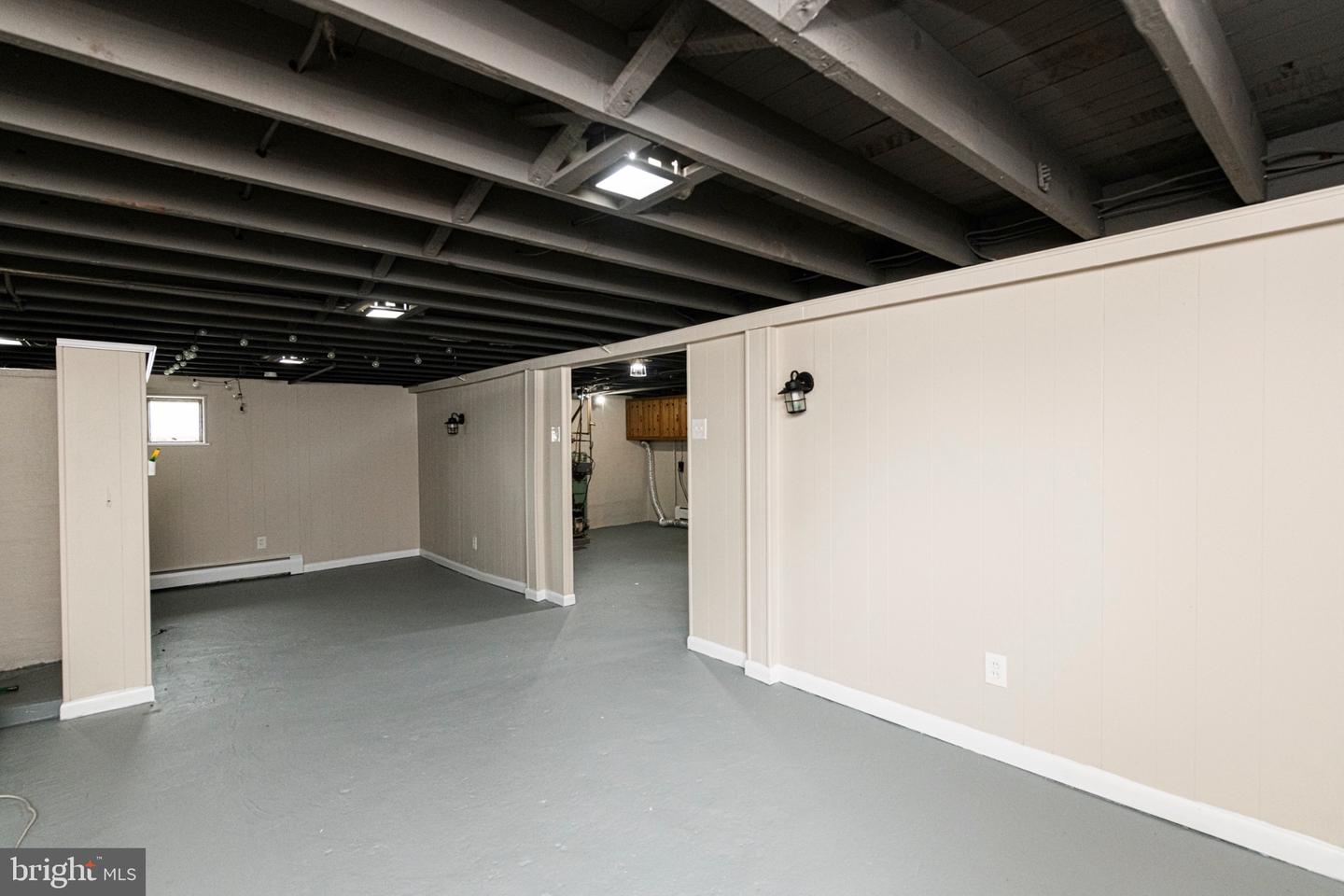 121 W 6th Property Photo 19