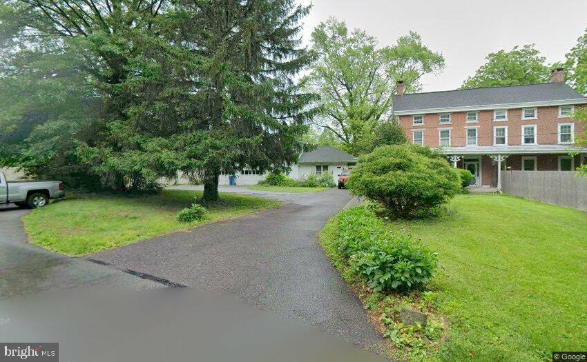 900 Homestead Ln Property Photo 1