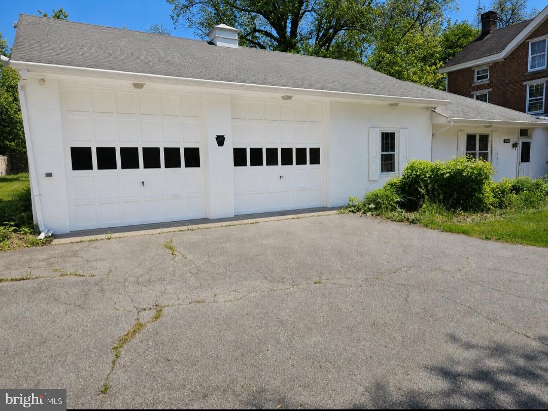 900 Homestead Ln Property Photo 2
