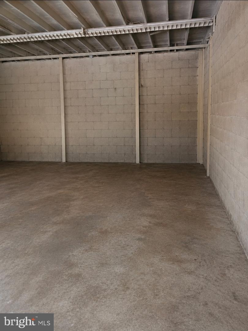900 Homestead Ln Property Photo 18