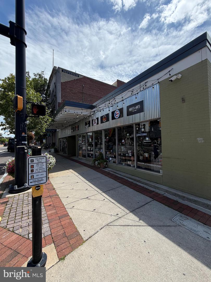 300 E High St #b Property Photo 2
