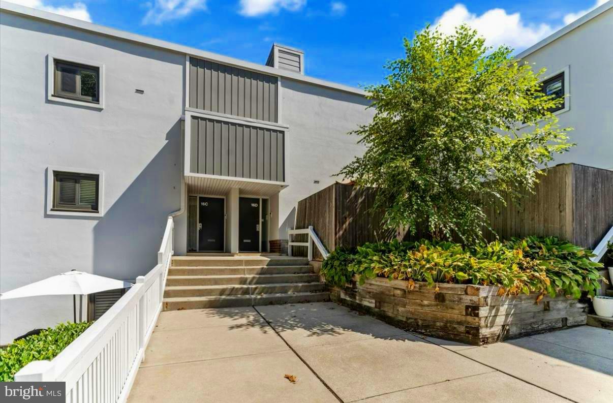1750 Oakwood Ter #16c Property Photo 1