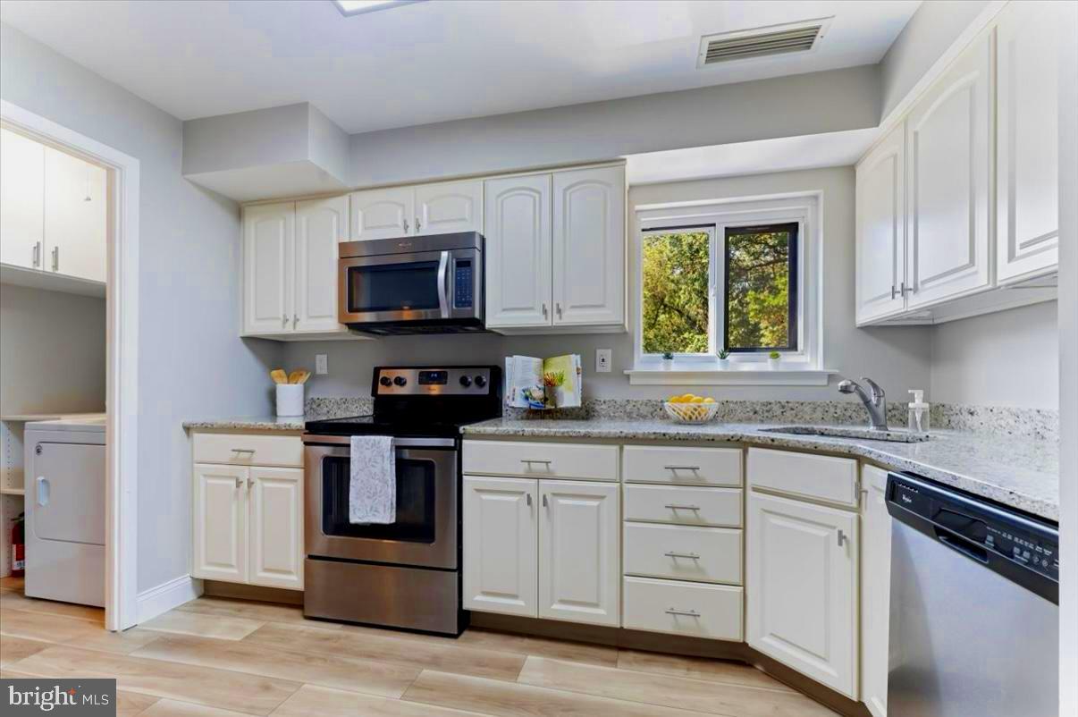 1750 Oakwood Ter #16c Property Photo 2