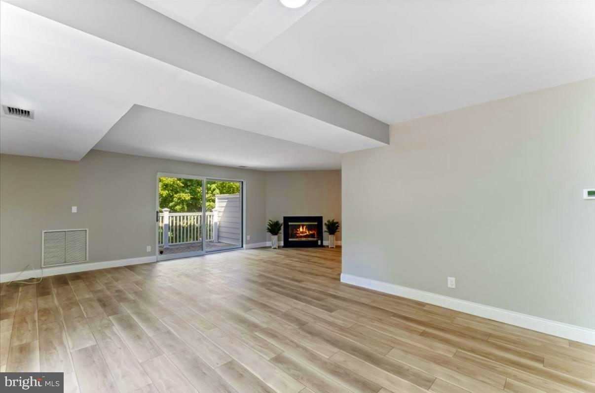 1750 Oakwood Ter #16c Property Photo 6