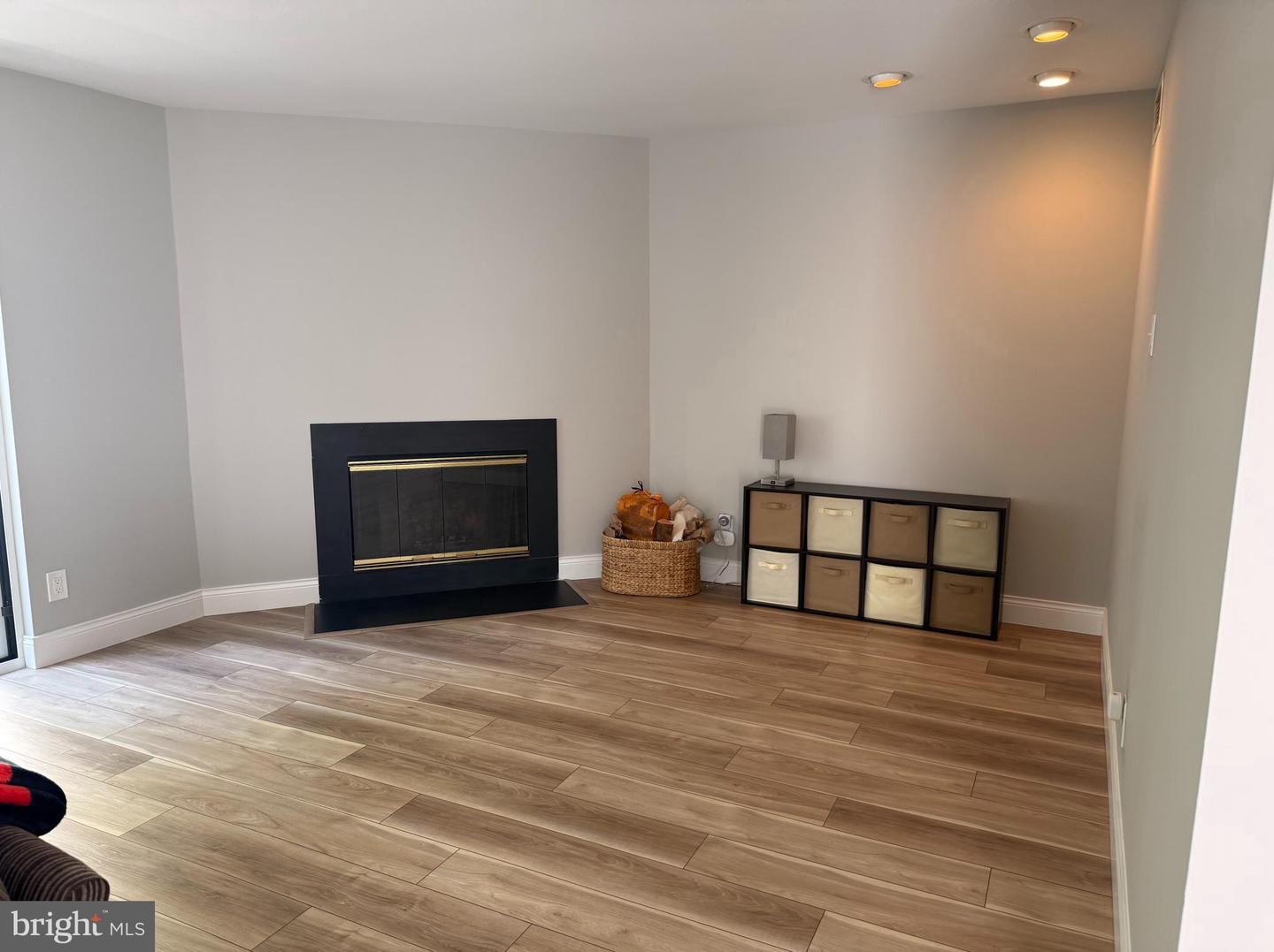 1750 Oakwood Ter #16c Property Photo 9
