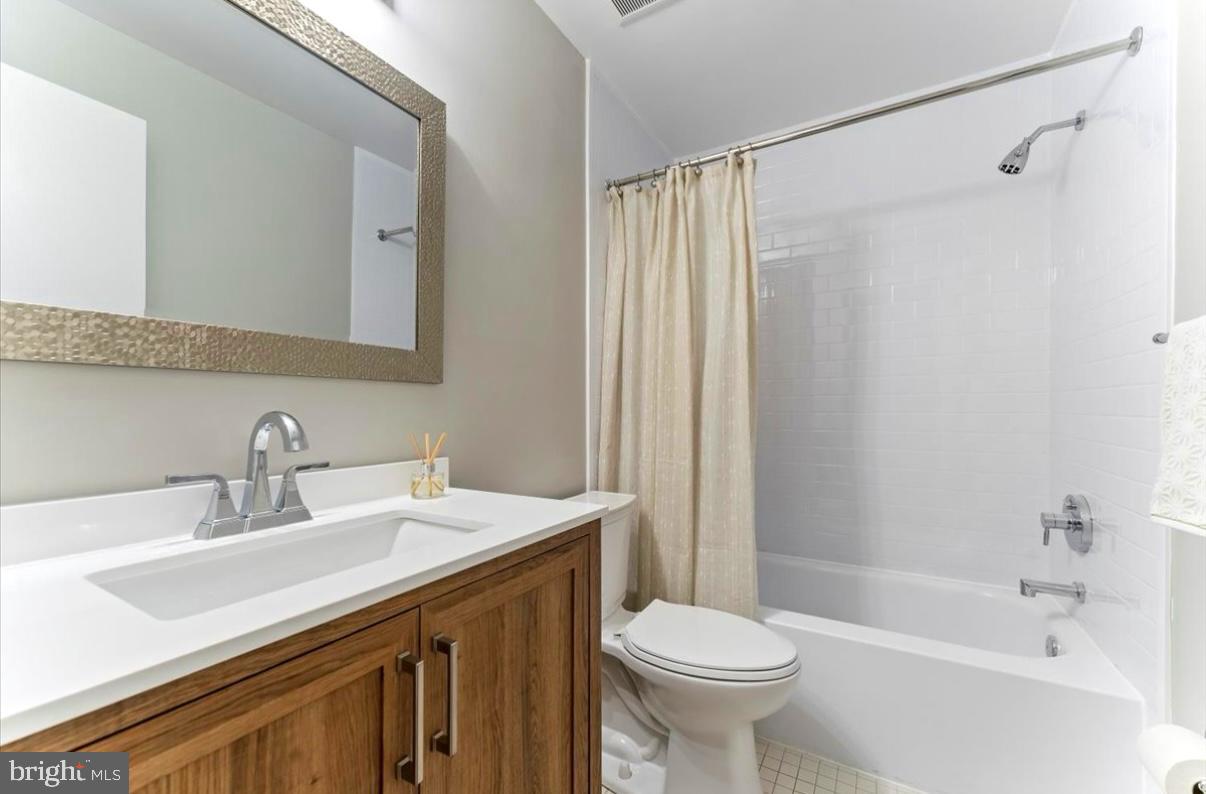 1750 Oakwood Ter #16c Property Photo 11