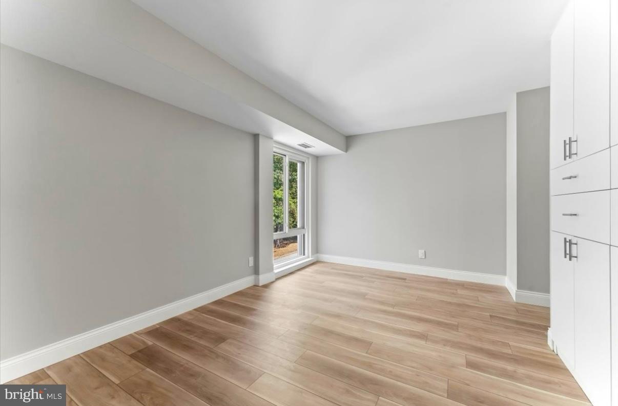 1750 Oakwood Ter #16c Property Photo 17