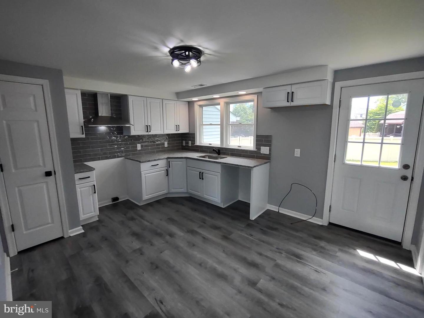 138 Houston Ave Property Photo 6
