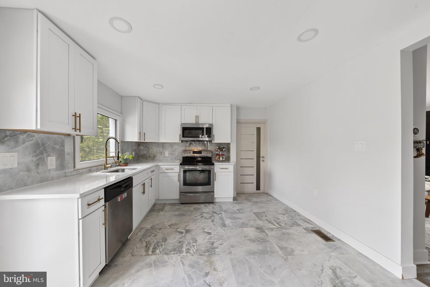 2549 W Church Rd Property Photo 15