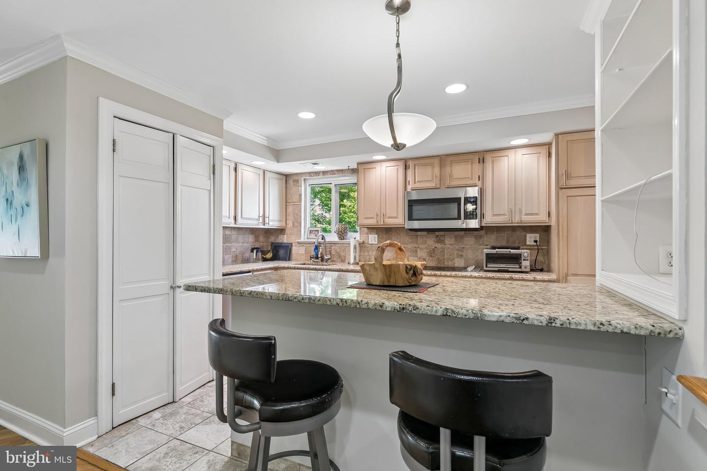 1740 Oakwood Ter #14-i Property Photo 2