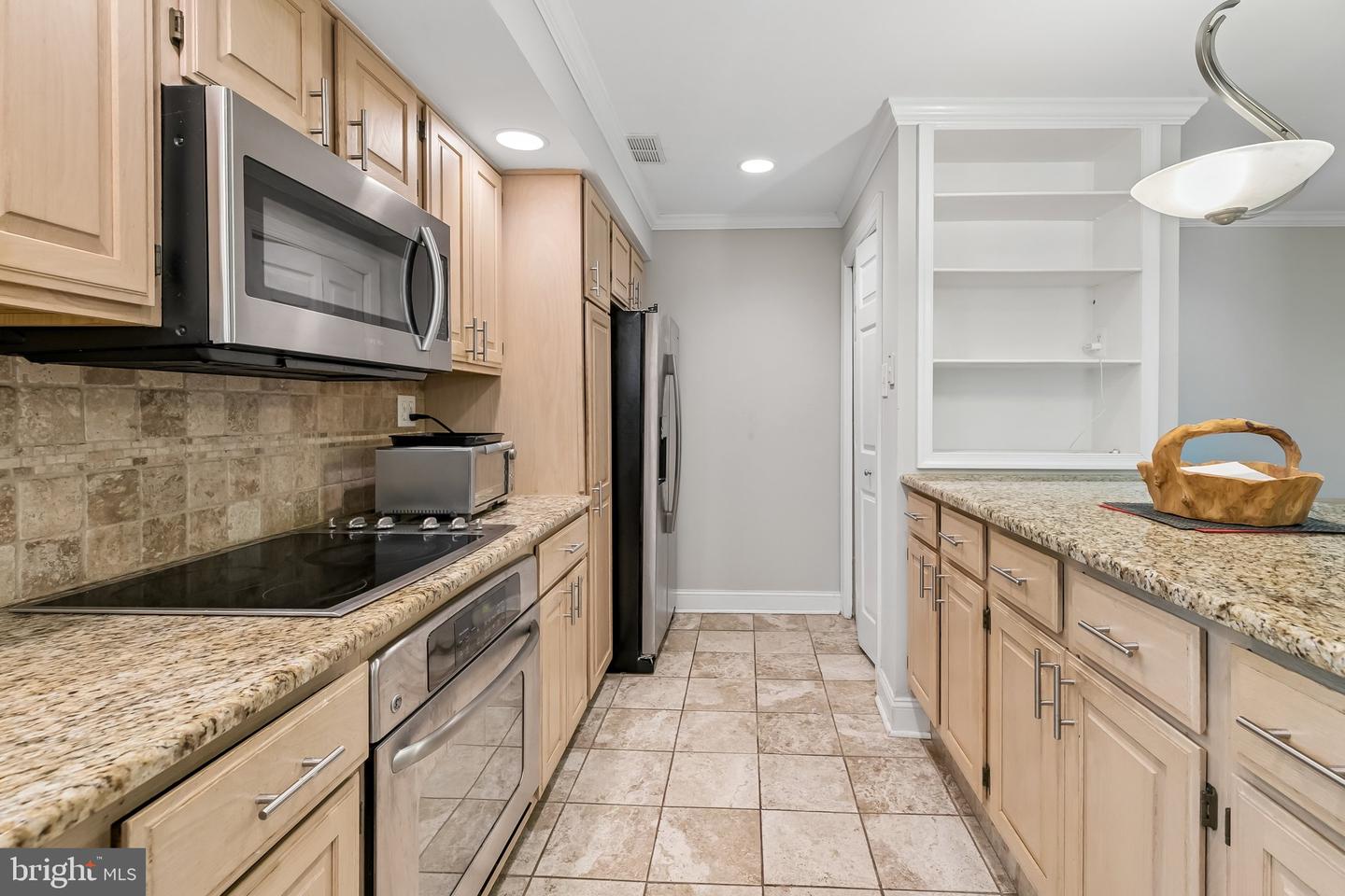 1740 Oakwood Ter #14-i Property Photo 3