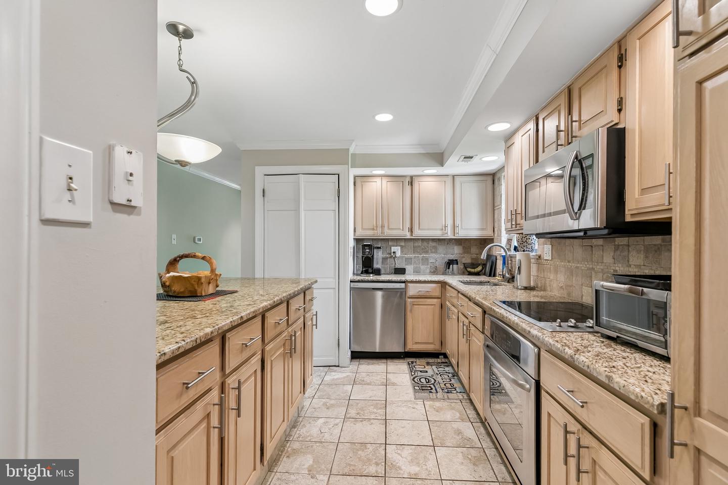 1740 Oakwood Ter #14-i Property Photo 4