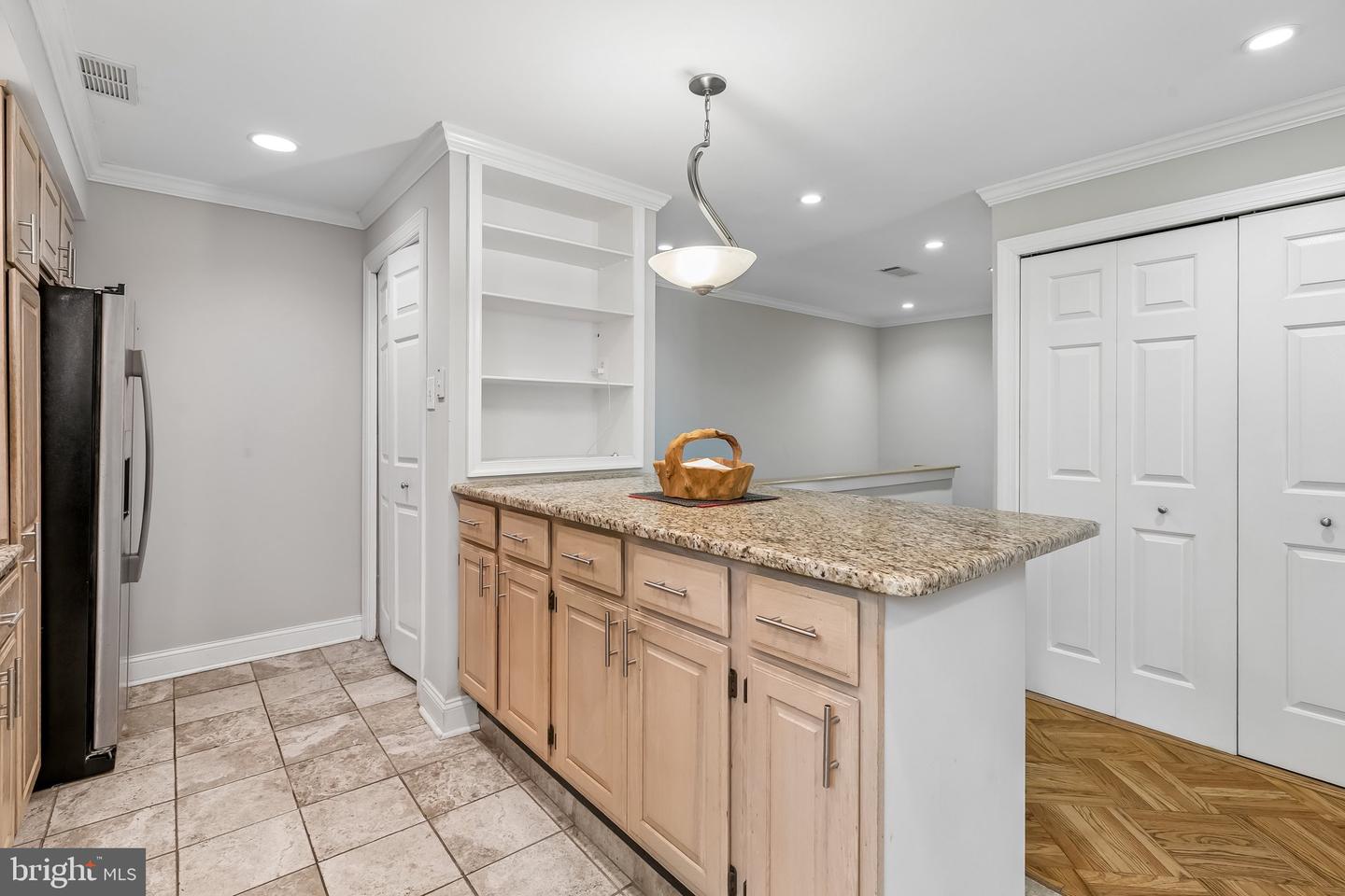 1740 Oakwood Ter #14-i Property Photo 5