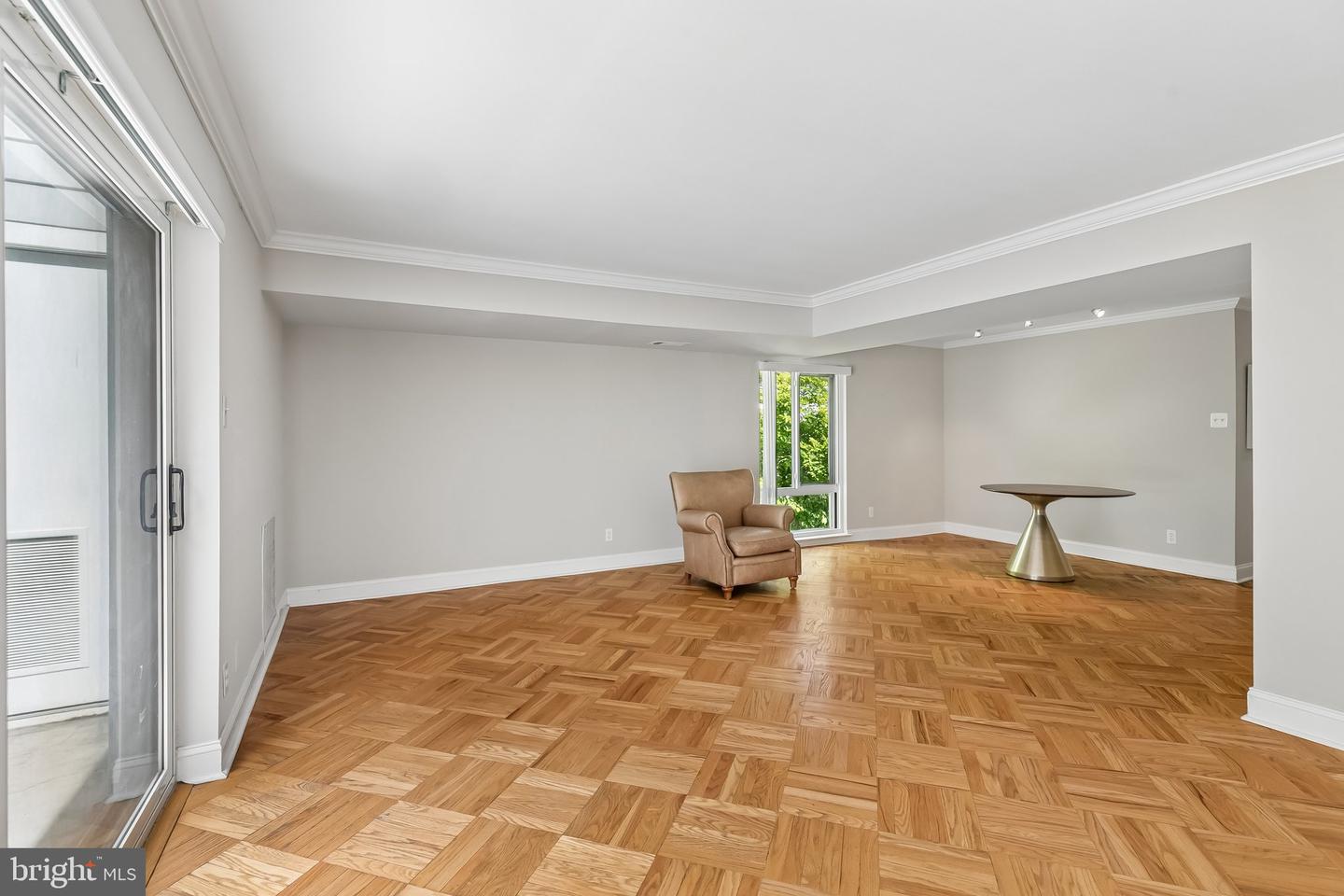 1740 Oakwood Ter #14-i Property Photo 9