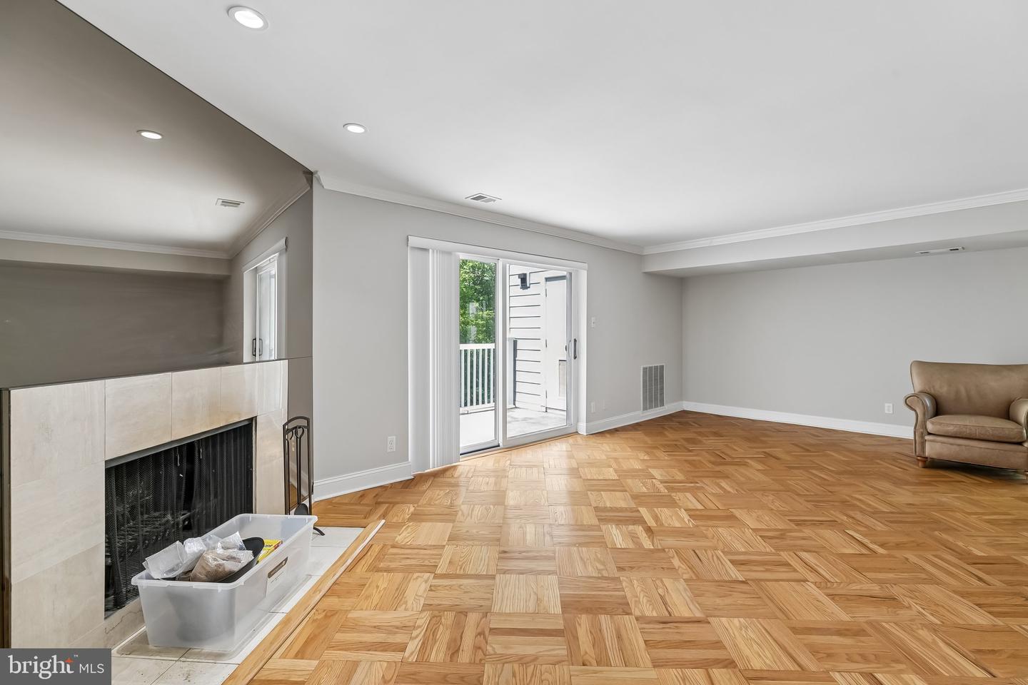 1740 Oakwood Ter #14-i Property Photo 10