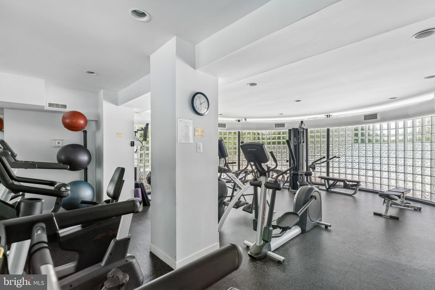 1740 Oakwood Ter #14-i Property Photo 31