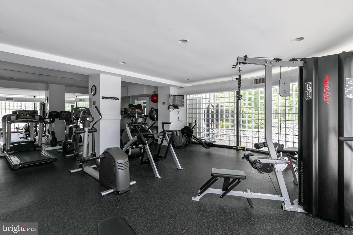 1740 Oakwood Ter #14-i Property Photo 32