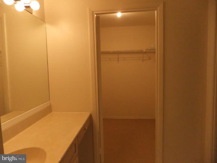 1700 Oakwood Ter #1f Property Photo 17