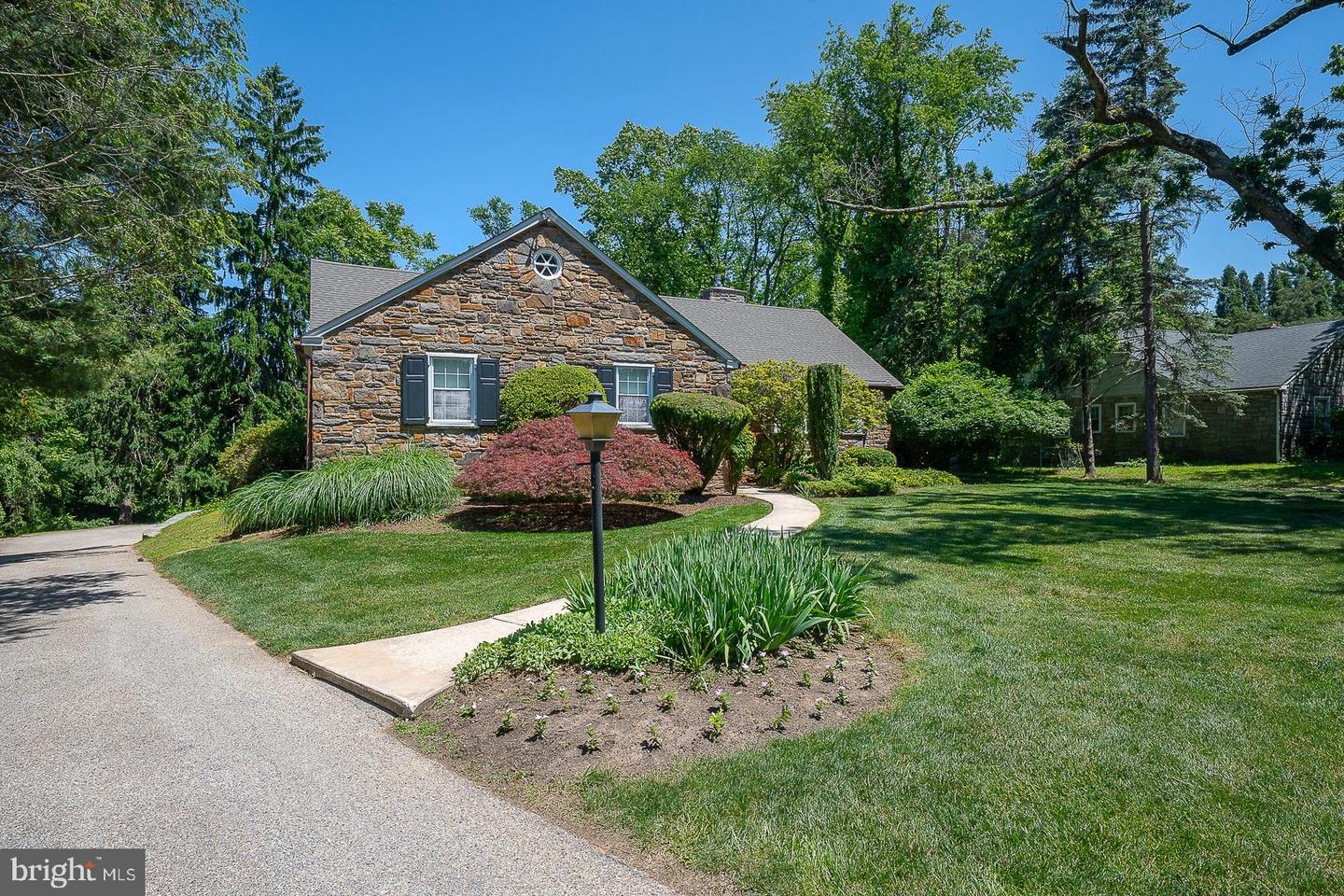 1125 HILLCREST RD Property Photo 1