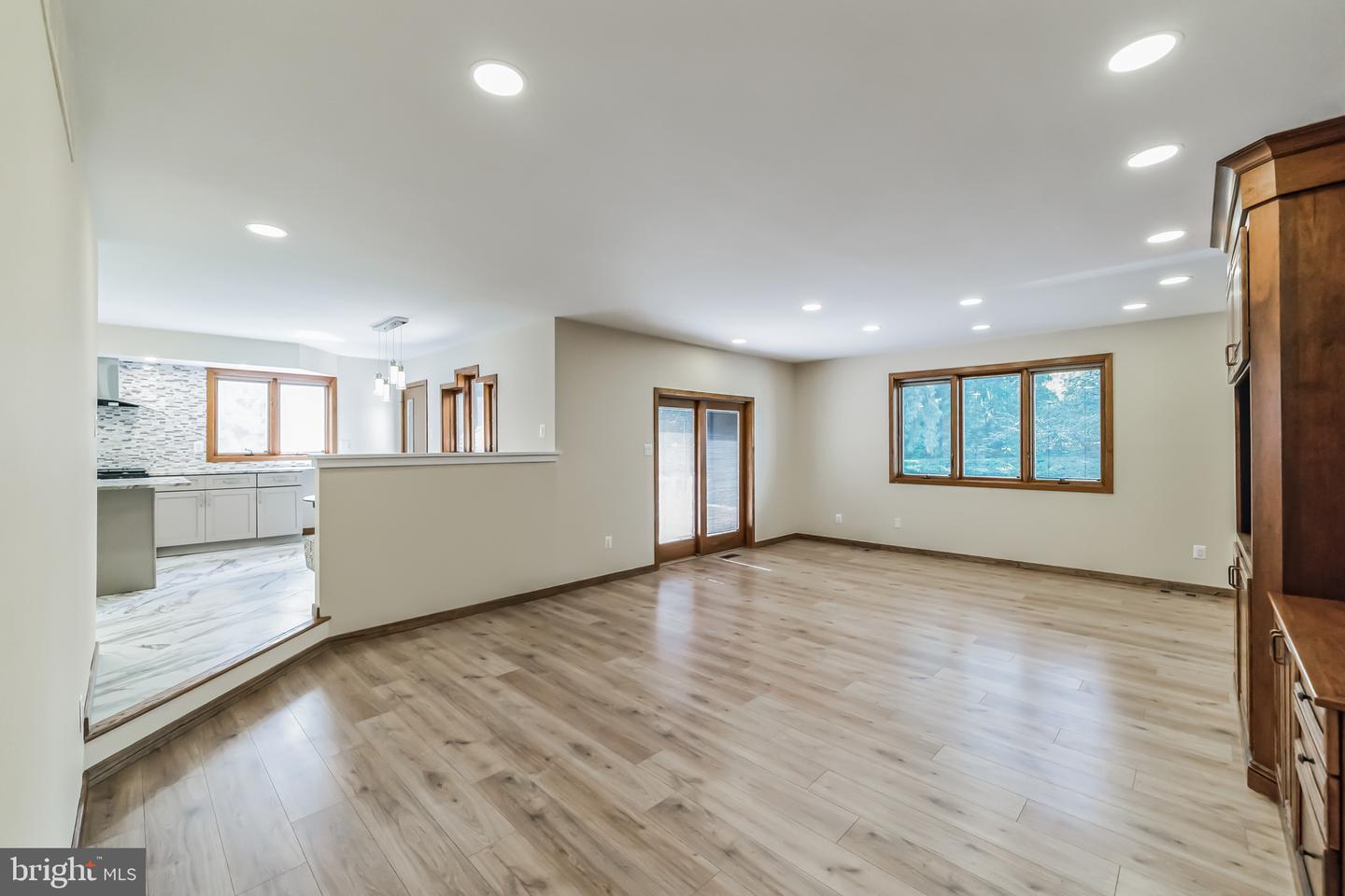 468 Long Ln # Property Photo 6