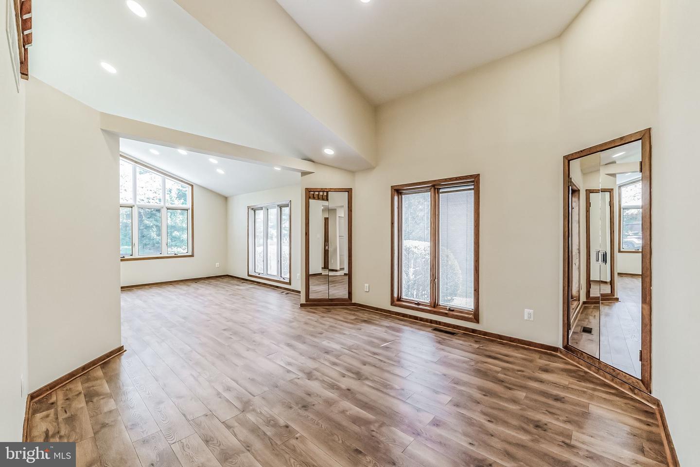 468 Long Ln # Property Photo 8
