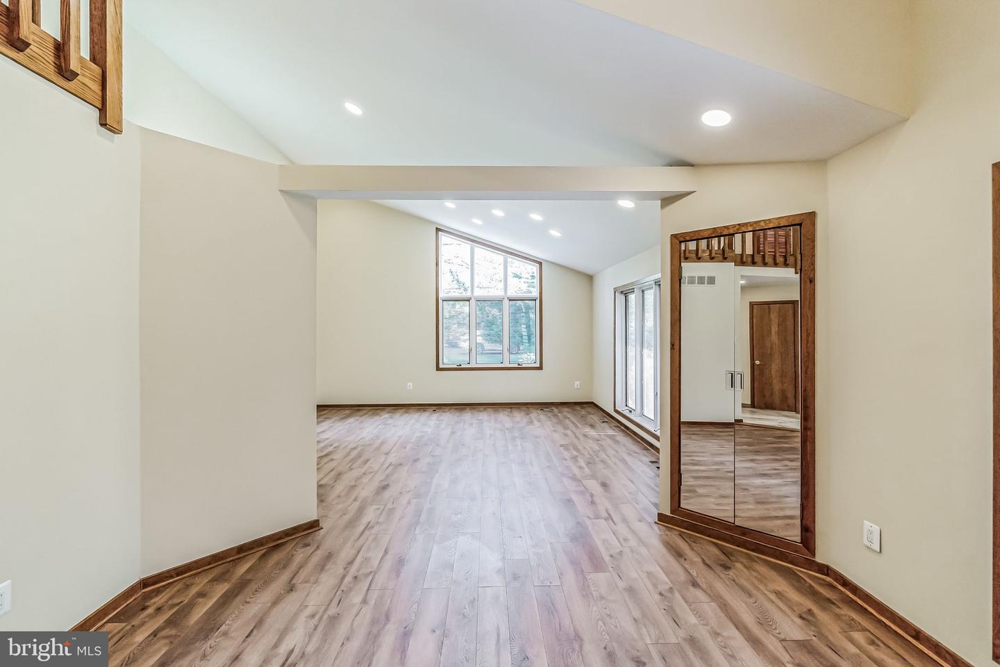 468 Long Ln # Property Photo 9