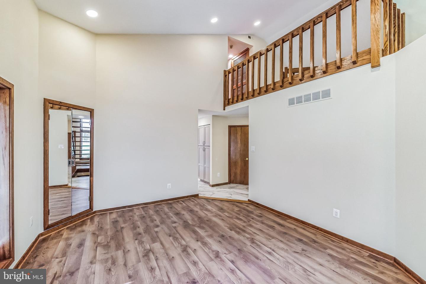 468 Long Ln # Property Photo 10