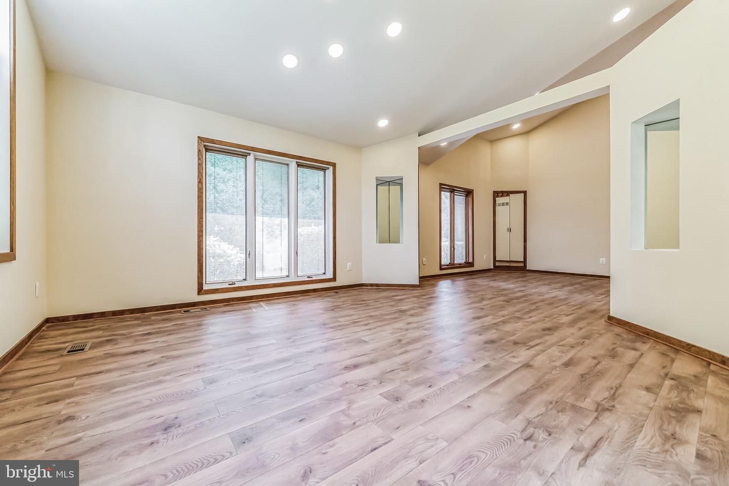 468 Long Ln # Property Photo 25