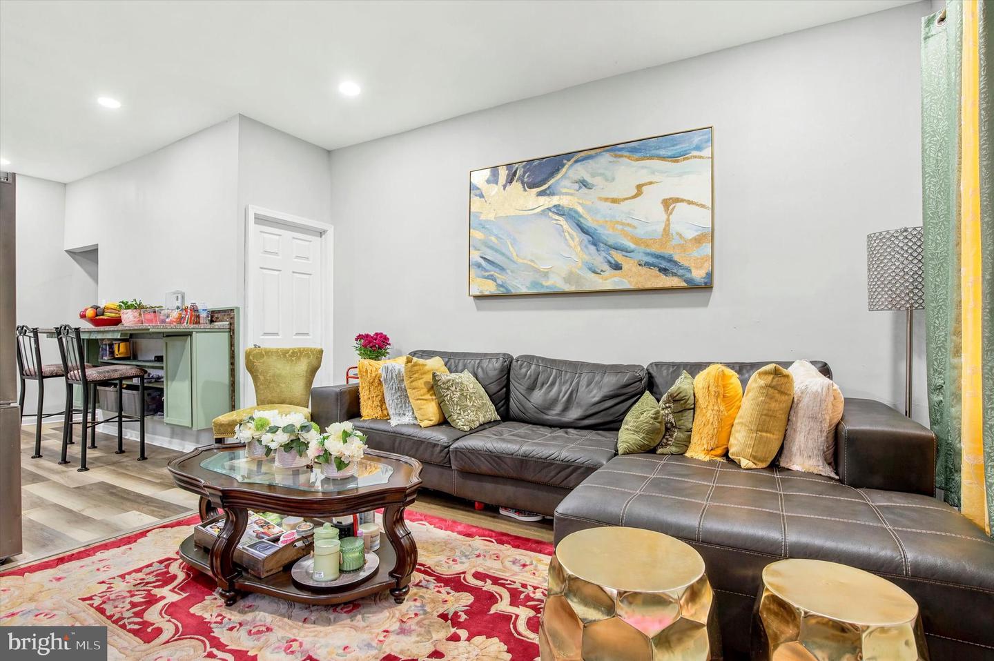 764 Queen St Property Photo 3
