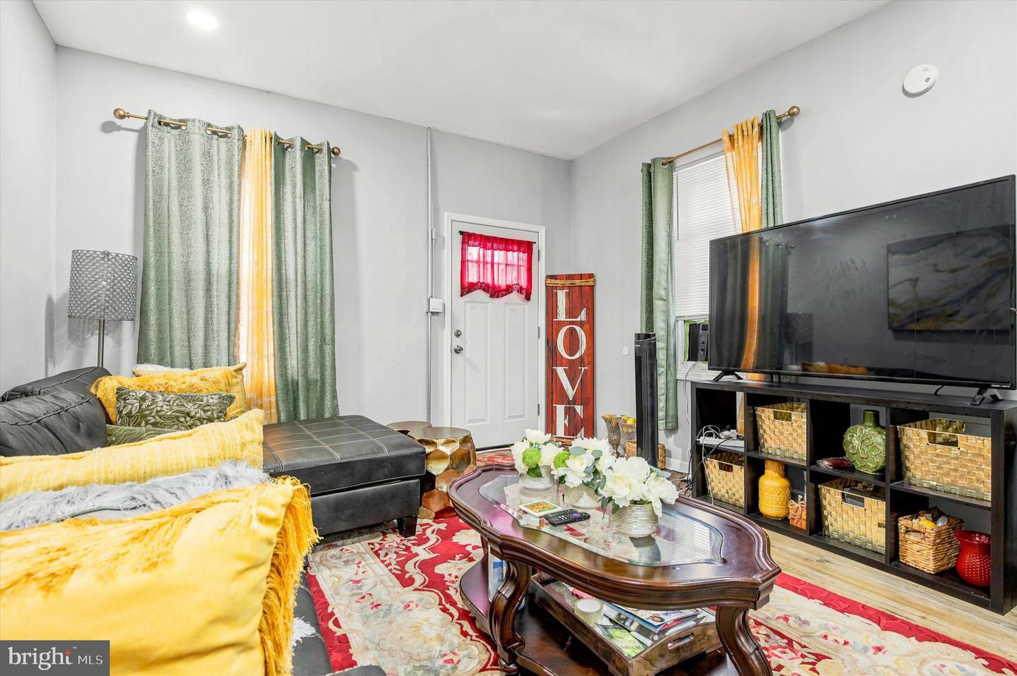 764 Queen St Property Photo 4
