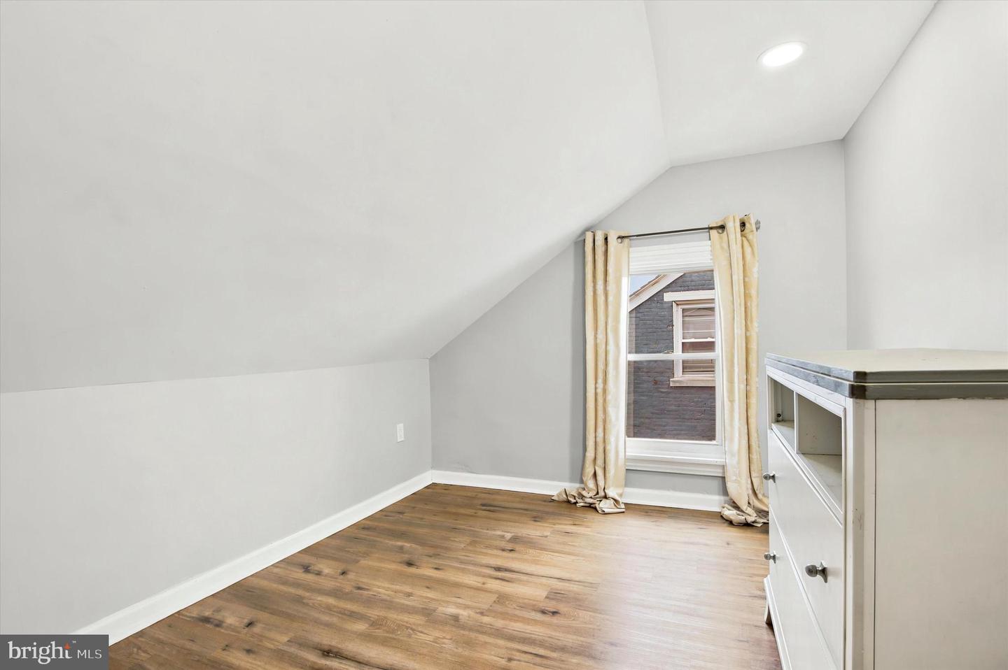 764 Queen St Property Photo 11