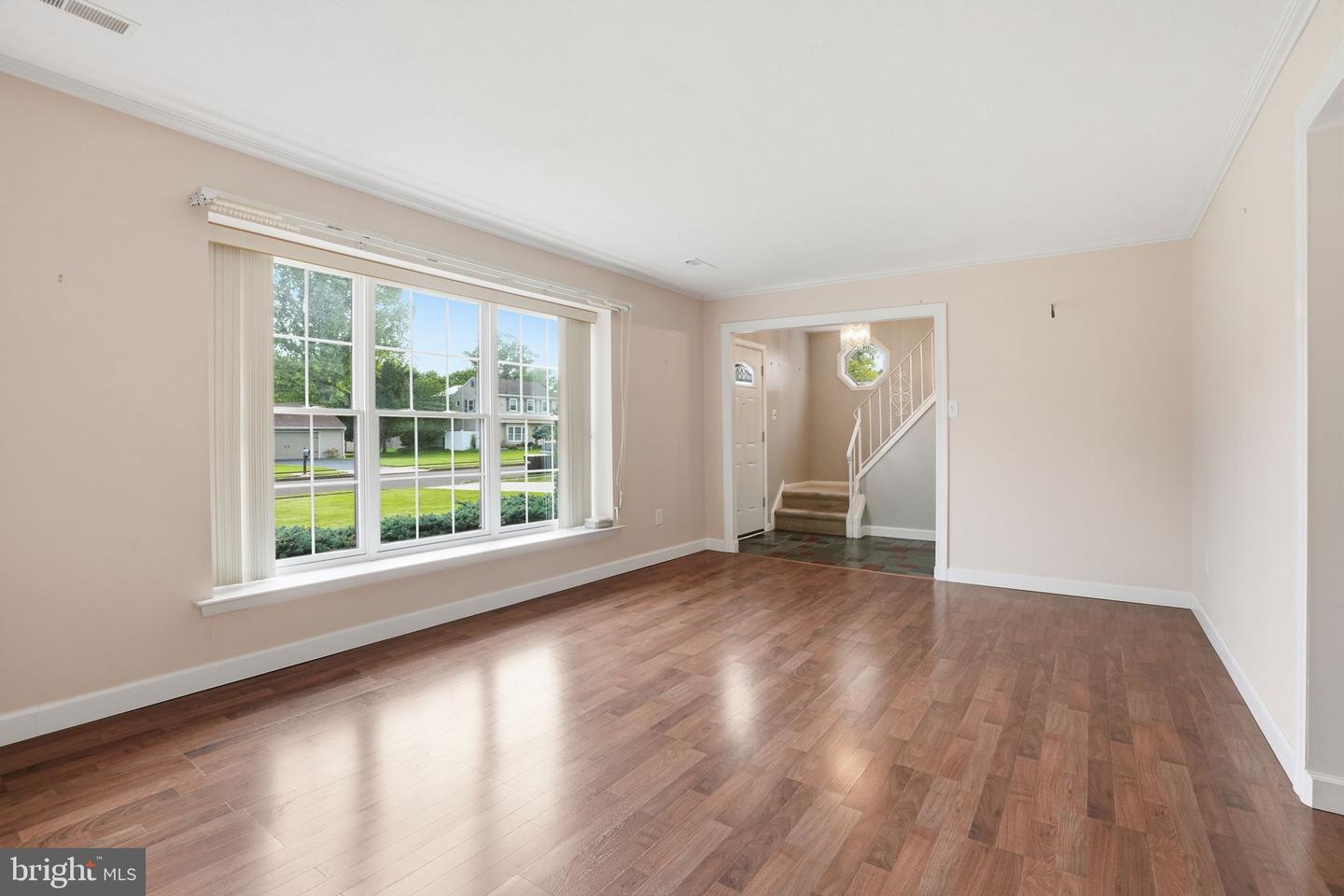2049 Hawthorne Ln Property Photo 4