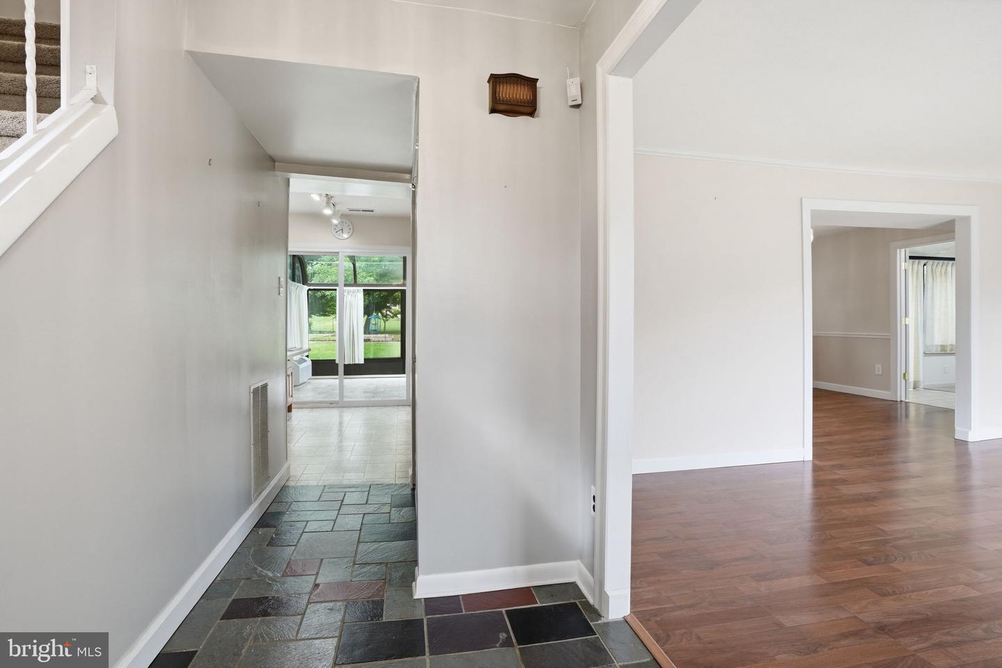 2049 Hawthorne Ln Property Photo 5
