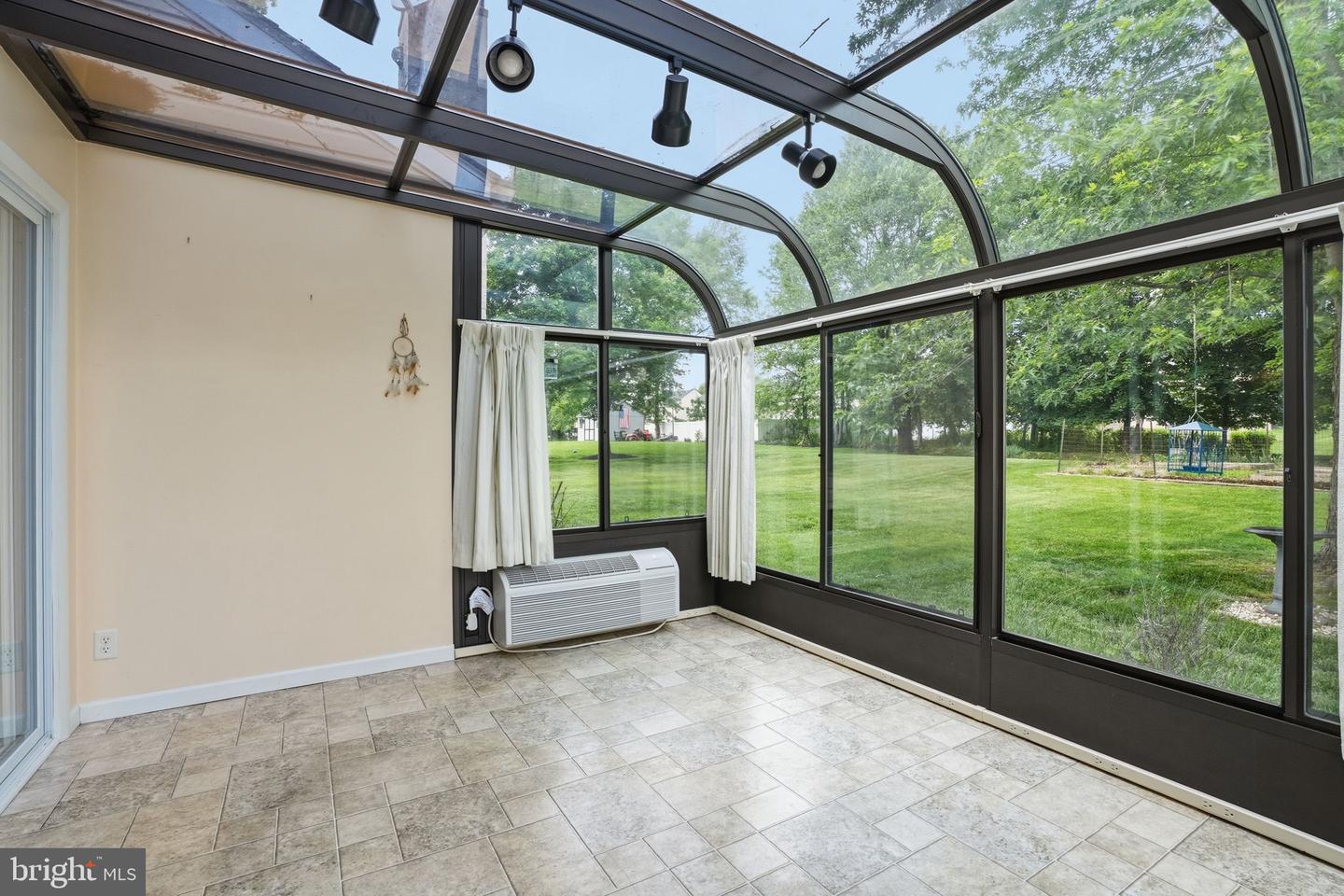2049 Hawthorne Ln Property Photo 8