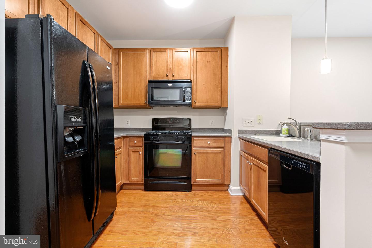 200 W Elm St #1108 Property Photo 3