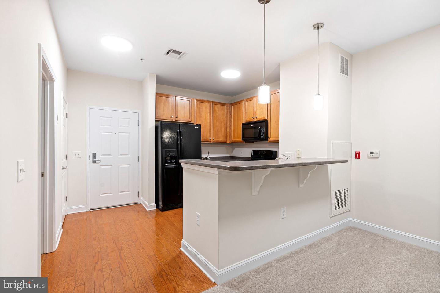 200 W Elm St #1108 Property Photo 4