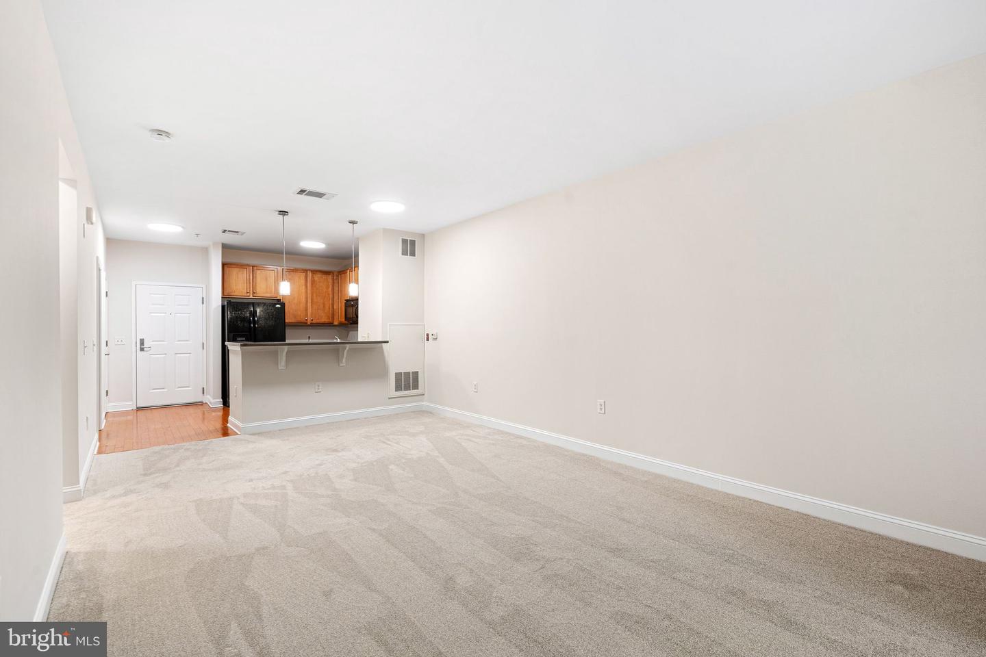 200 W Elm St #1108 Property Photo 5