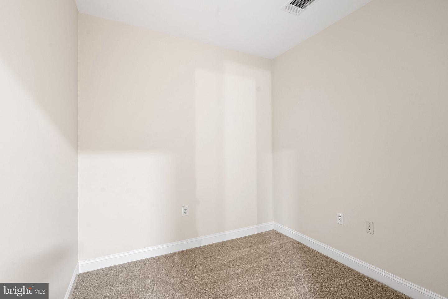 200 W Elm St #1108 Property Photo 8