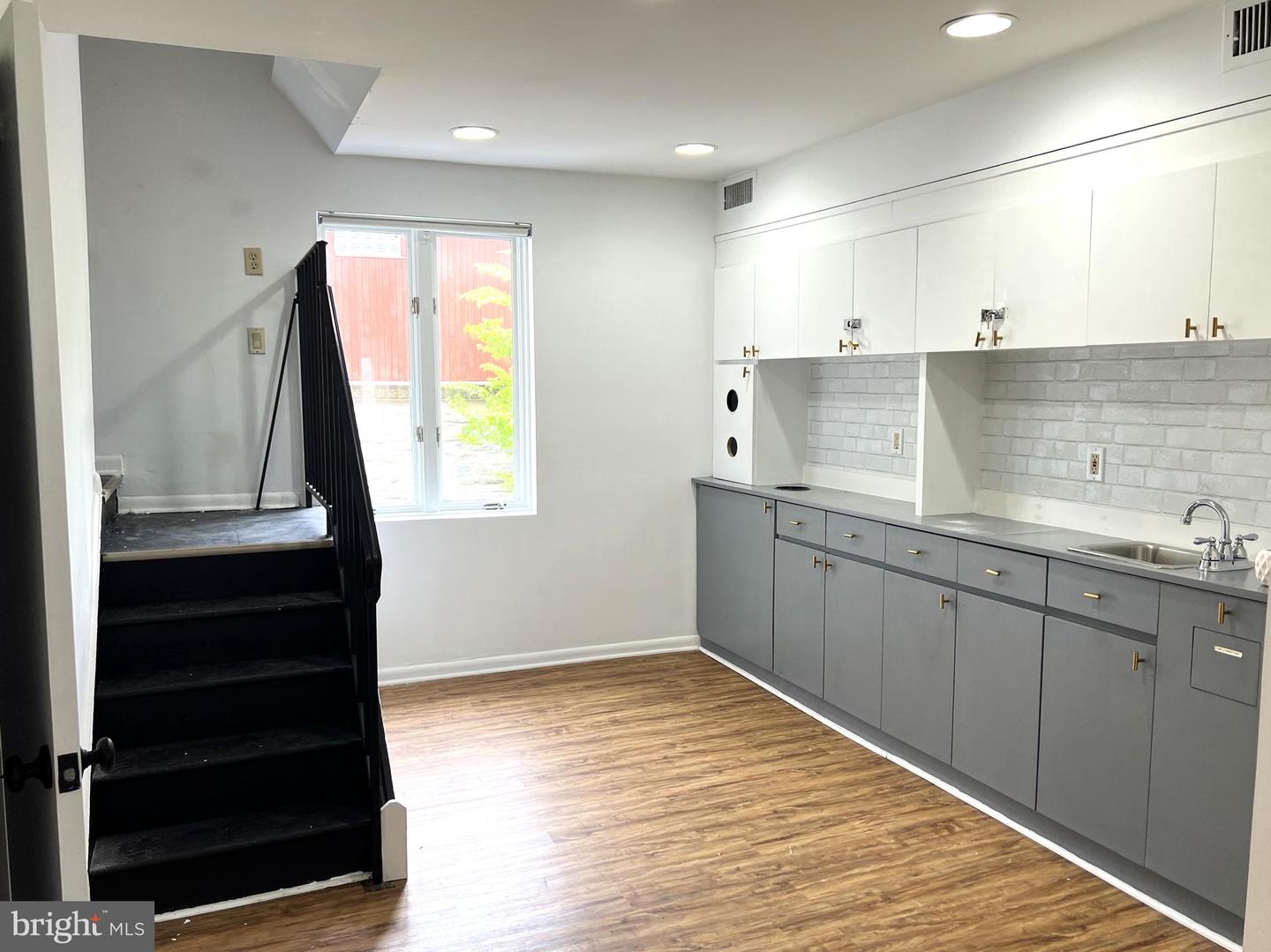 733 Montgomery Property Photo 3