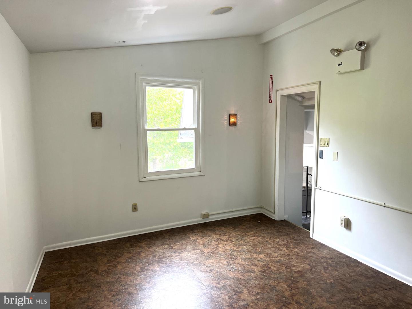 733 Montgomery Property Photo 4