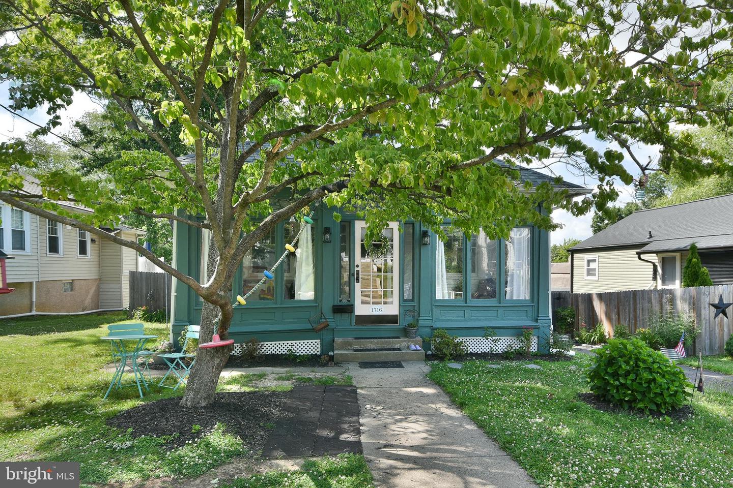 1716 Webster Ave Property Photo 1