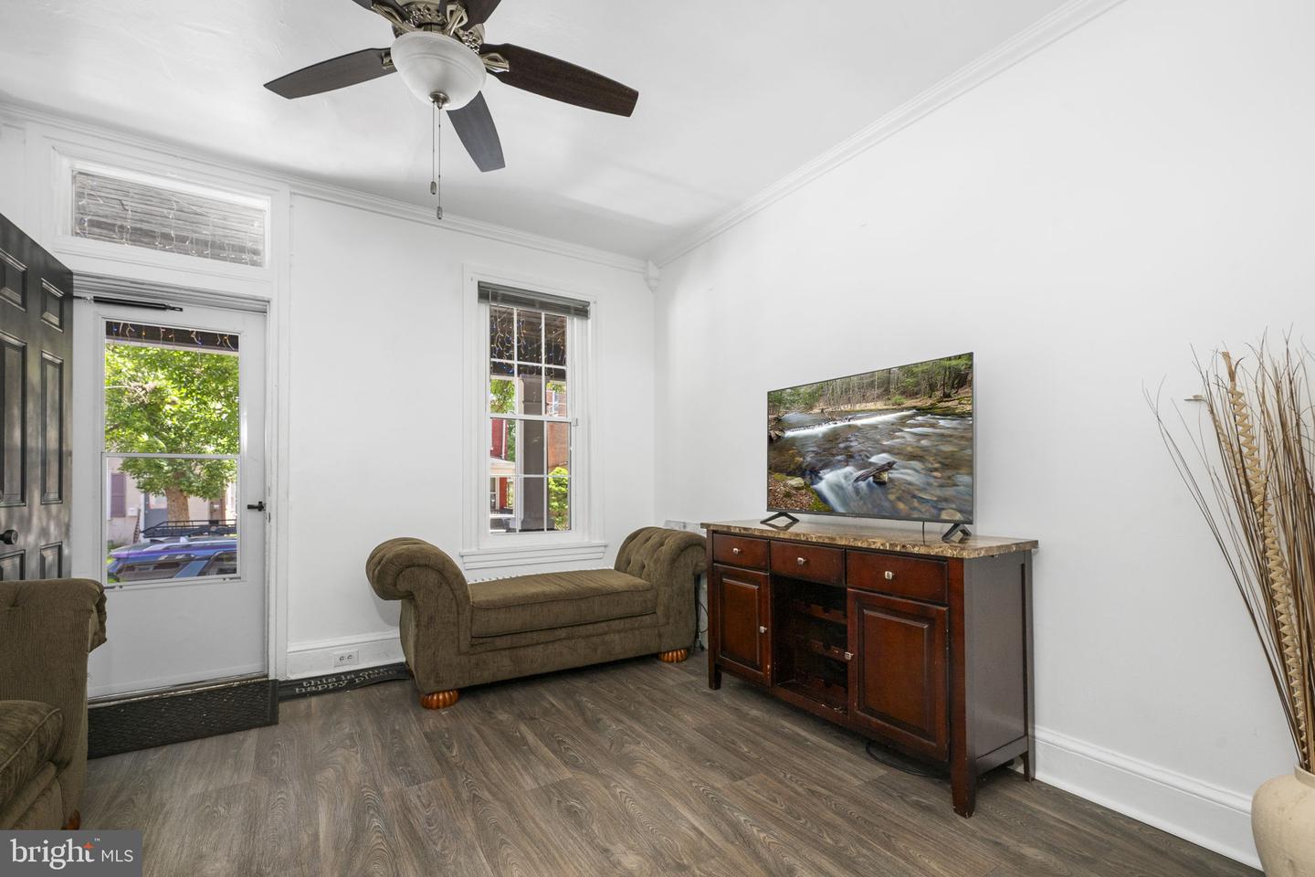 851 Queen St Property Photo 3