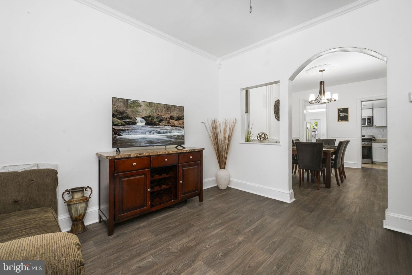 851 Queen St Property Photo 4