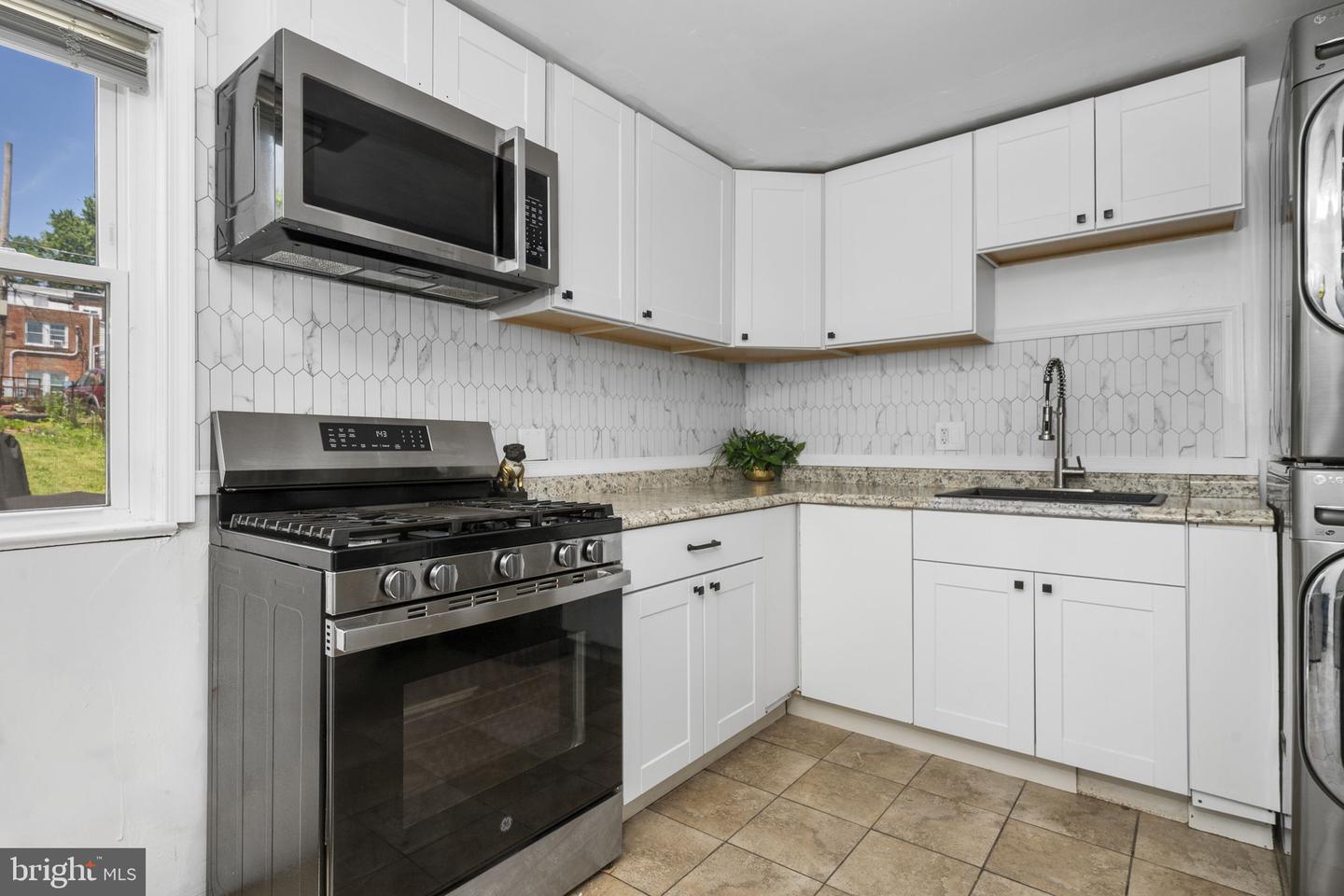 851 Queen St Property Photo 7
