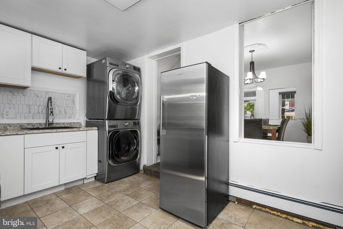 851 Queen St Property Photo 9