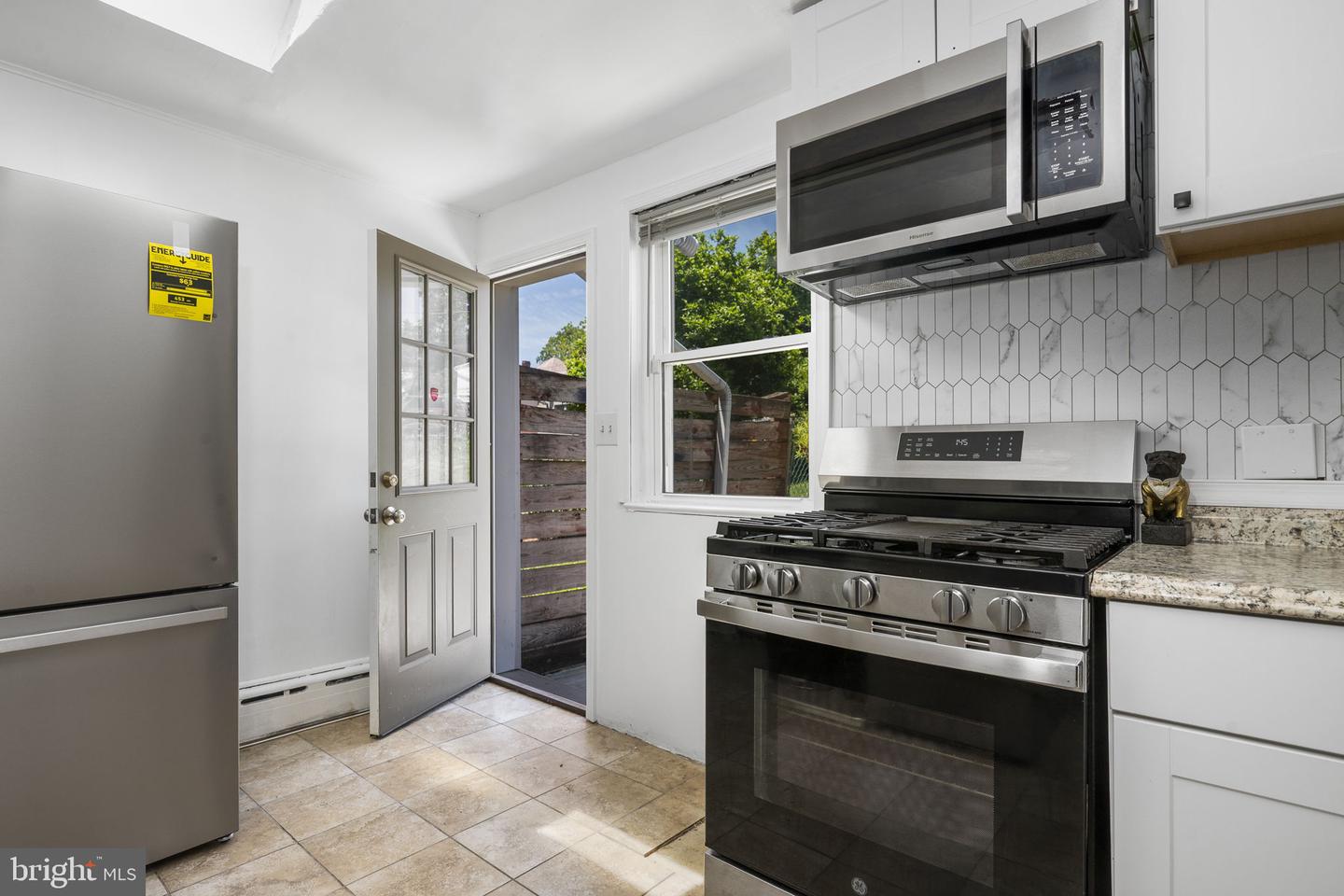 851 Queen St Property Photo 10