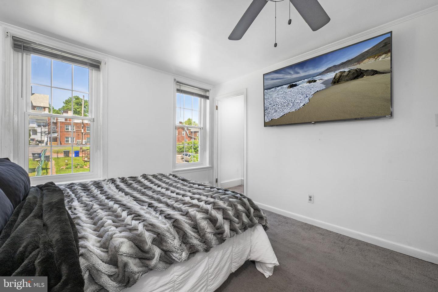851 Queen St Property Photo 12