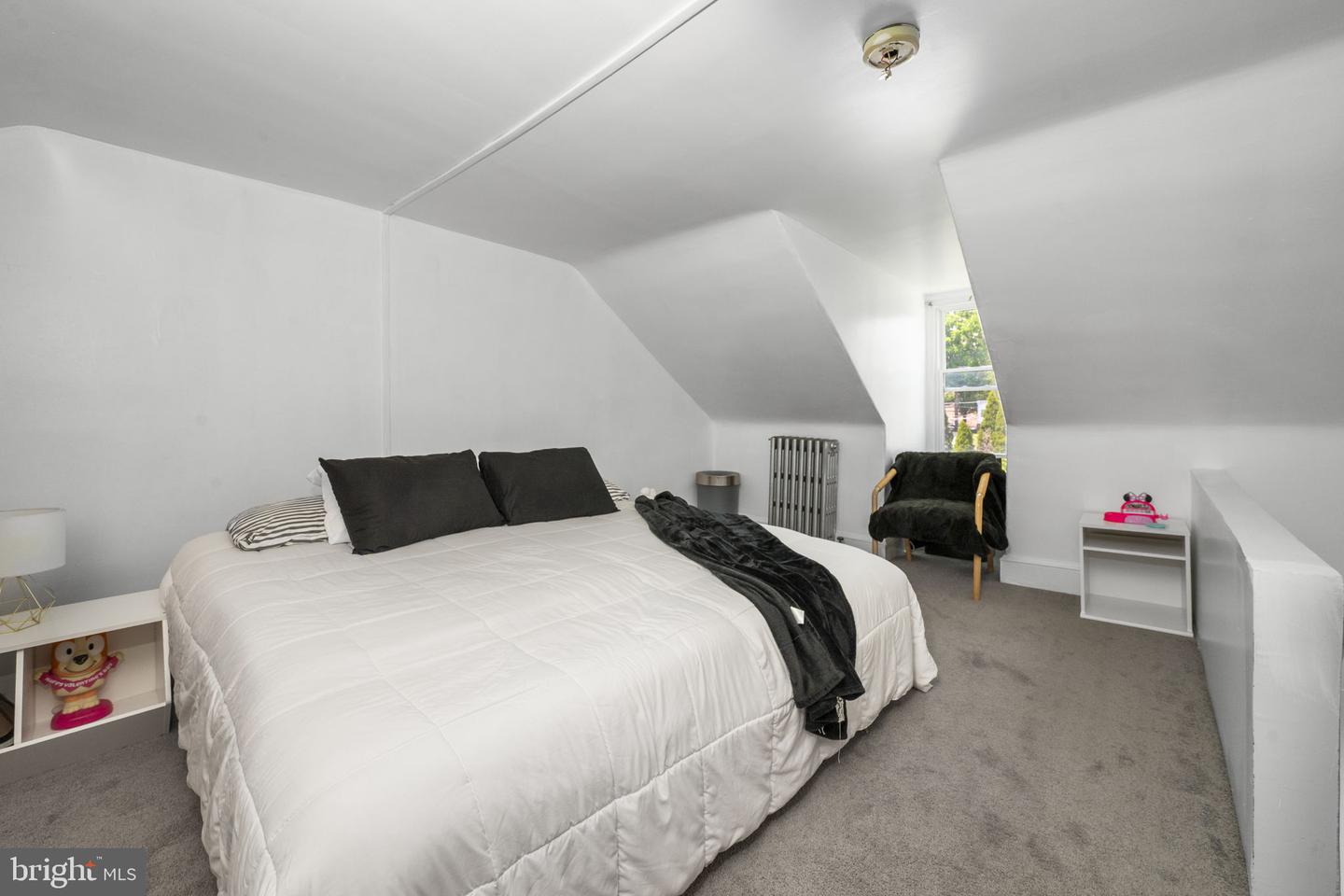 851 Queen St Property Photo 16